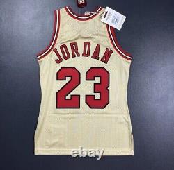 100% Authentic Michael Jordan Mitchell & Ness 95 96 Gold Bulls Jersey Size S 36