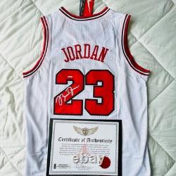 CERTIFIED Michael Jordan Signed Bulls white Jersey #23 Autograph COA Hologram