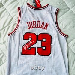 CERTIFIED Michael Jordan Signed Bulls white Jersey #23 Autograph COA Hologram