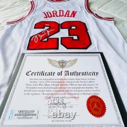 CERTIFIED Michael Jordan Signed Bulls white Jersey #23 Autograph COA Hologram