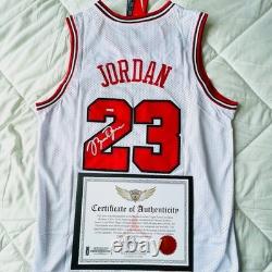 CERTIFIED Michael Jordan Signed Bulls white Jersey #23 Autograph COA Hologram