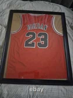Framed Mitchell & Ness Chicago Bulls Road Finals 1997-98 Michael Jordan Size M