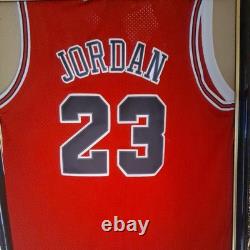 Framed Mitchell & Ness Chicago Bulls Road Finals 1997-98 Michael Jordan Size M