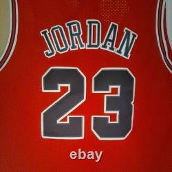 Framed Mitchell & Ness Chicago Bulls Road Finals 1997-98 Michael Jordan Size M
