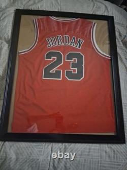 Framed Mitchell & Ness Chicago Bulls Road Finals 1997-98 Michael Jordan Size M