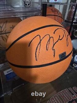 Michael Jordan Chicago Bulls #23 Signed Basketball Hologram Authentication