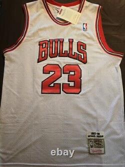 Michael Jordan Chicago Bulls #23 Signed White Home Jersey Hologram Validation