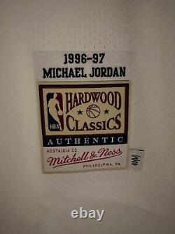 Michael Jordan Mitchell And Ness 1996-1997 Finals White Home Jersey (40/Medium)