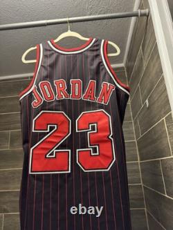 Mitchell & Ness Authentic 1996-1997 Michael Jordan Alternate Bulls Jersey 44 L