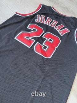 Mitchell & Ness Chicago Bulls Michael Jordan Black Hardwood Classics Jersey 1997