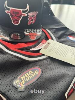Mitchell & Ness Jordan Bulls 97-98 (L) finals Jersey & Nike Jordan SnapBack Hat