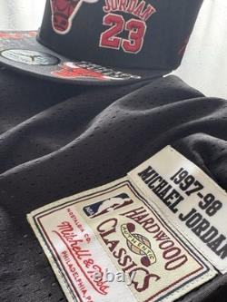 Mitchell & Ness Jordan Bulls 97-98 (L) finals Jersey & Nike Jordan SnapBack Hat