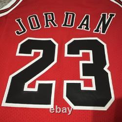 Mitchell & Ness Michael Jordan Chicago Bulls Authentic Jersey Red 1997-98 48 XL