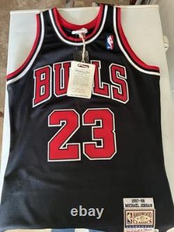 Mitchell & Ness Michael Jordan Chicago Bulls Jersey Adult S 97-98 Authentic NBA