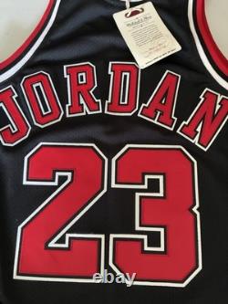 Mitchell & Ness Michael Jordan Chicago Bulls Jersey Adult S 97-98 Authentic NBA