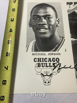 Vintage Chicago Bulls Michael Jordan black & white basketball photo 8x10in